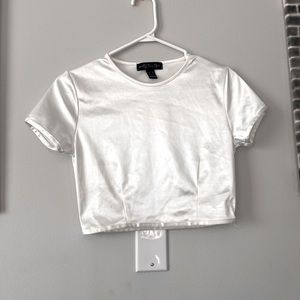 Silky white Cropped tee.